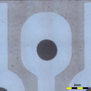 レーザーアブレーションされたITOコーティング層とレーザー切断されたPETフィルムの顕微鏡画像（200倍）